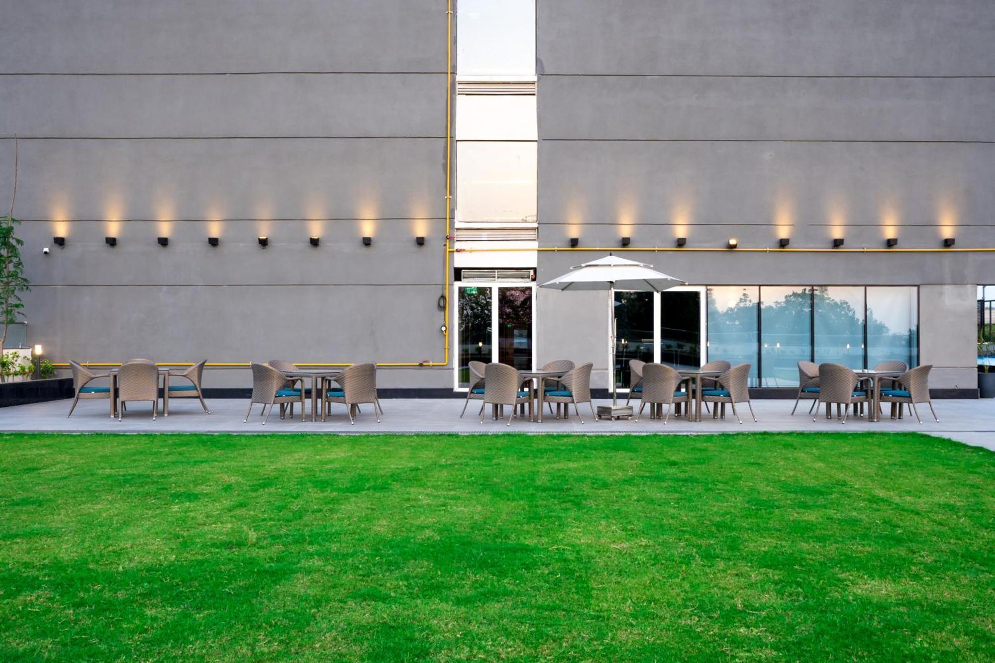 Holiday Inn Lucknow Airport By Ihg Εξωτερικό φωτογραφία